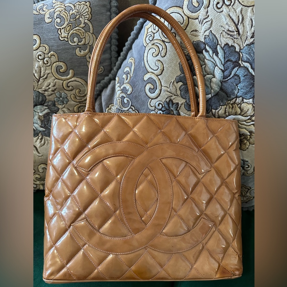 🟠Authentic Patent Mediallion Chanel bag 🟠